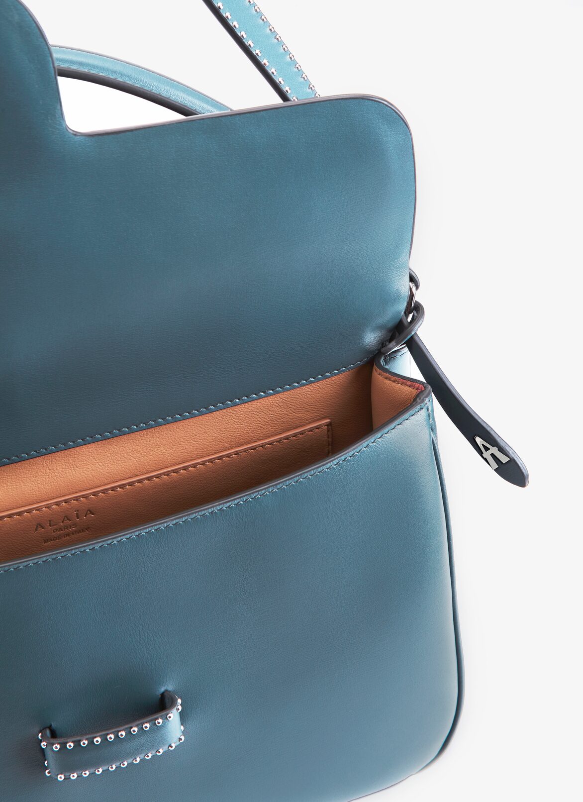 CLOSED BAG IM CUIR LUX BANDE CLOU BLUE RUSSIAN ALAÏA RUSSIAN BLUE  CLOSED BAG IM CUIR LUX BANDE CLOU BLUE RUSSIAN